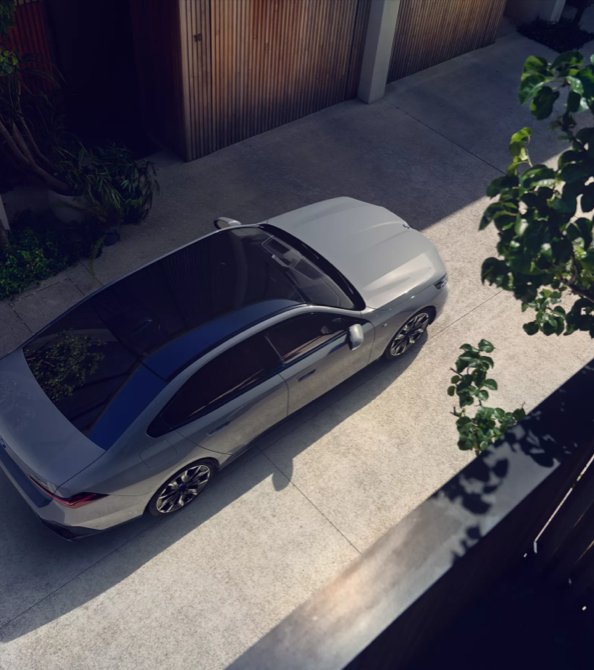 DER ERSTE BMW i5. 100% ELEKTRISCH.