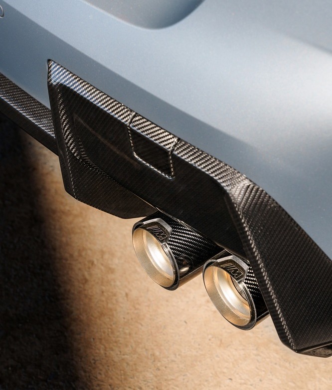 DER BMW M135i xDRIVE MIT M PERFORMANCE PAKET.