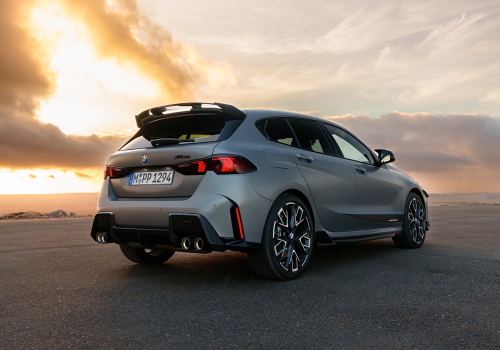 DAS EXTERIEUR- UND INTERIEUR-DESIGN DES BMW M135i xDRIVE.