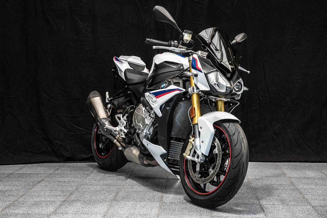 In der ROLF 𝗛𝗢𝗥𝗡  Motorradwelt Euskirchen wartet ein Juwel für Motorrad-Enthusiasten: Die BMW S Reihe S 1000 R. Ein Motorrad, das Kraft und Agilität in sich vereint. Das Sportpaket verspricht adrenalingeladene Fahrten, während der Schaltassistent Pro für 