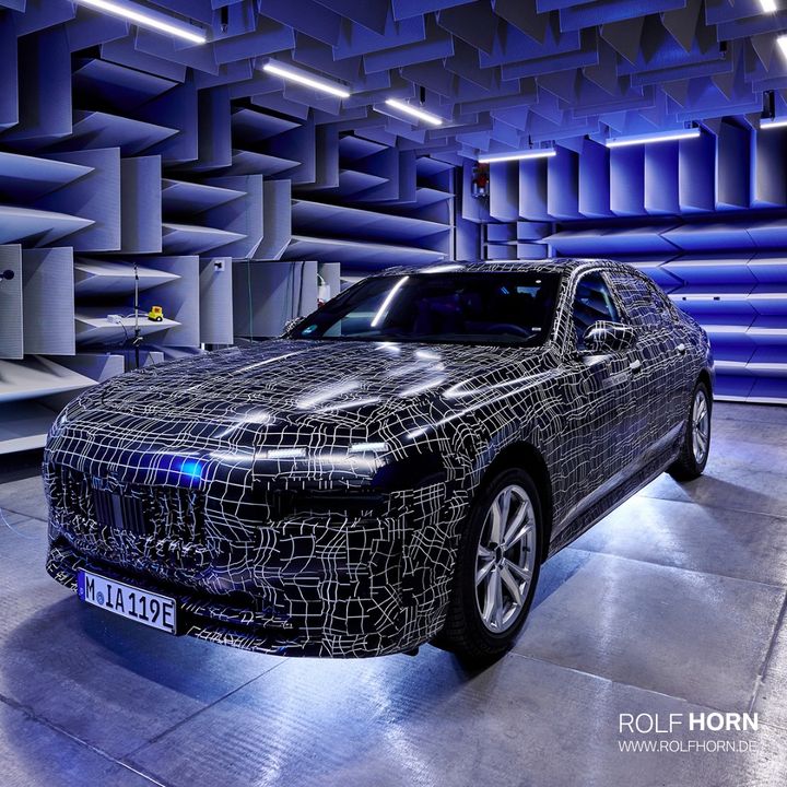 Ohren auf. 👂 Der BMW i7 liefert Luxus für alle Sinne – und muss im Studio den Akustiktest bestehen. Vom Türschloss bis zu den BMW IconicSounds Electric aus der Feder von Star-Komponist Hans Zimmer. 🤩
#THEi7 #