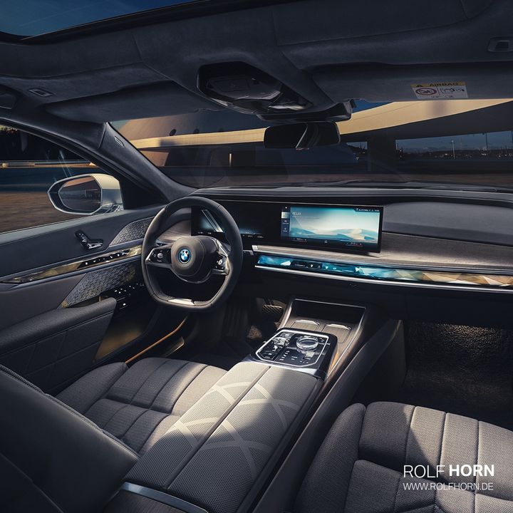 Der neue BMW i7: Luxuriöses Design vereint sich mit voll digitalisierten Tech-Features zu einem einzigartigen Fahrerlebnis. Facettierte Highlights wie die BMW Action Bar und exklusivste Materialien im Innenraum setzen einen Meilenstein in der Elektromobil