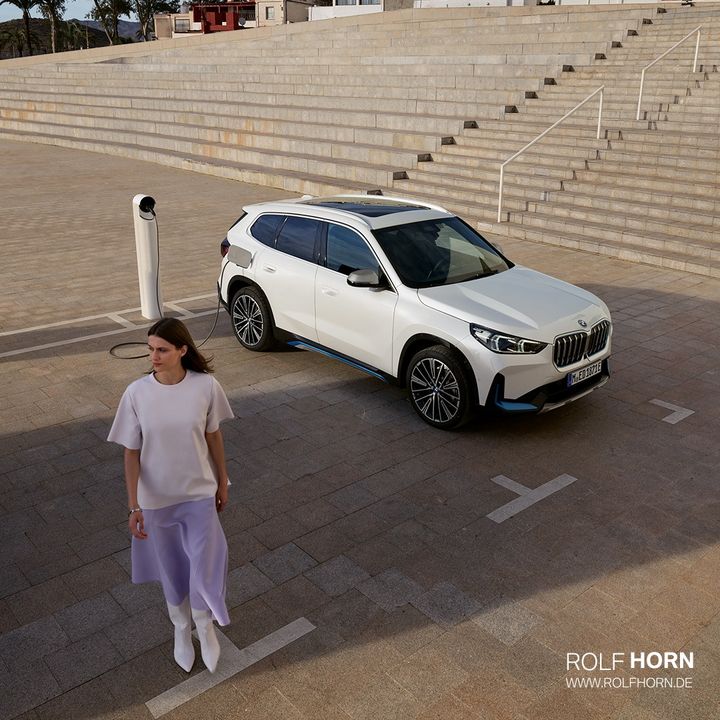 Großes zeichnet sich ab. Innovation trifft auf Flexibilität. Der erste vollelektrische BMW iX1.

