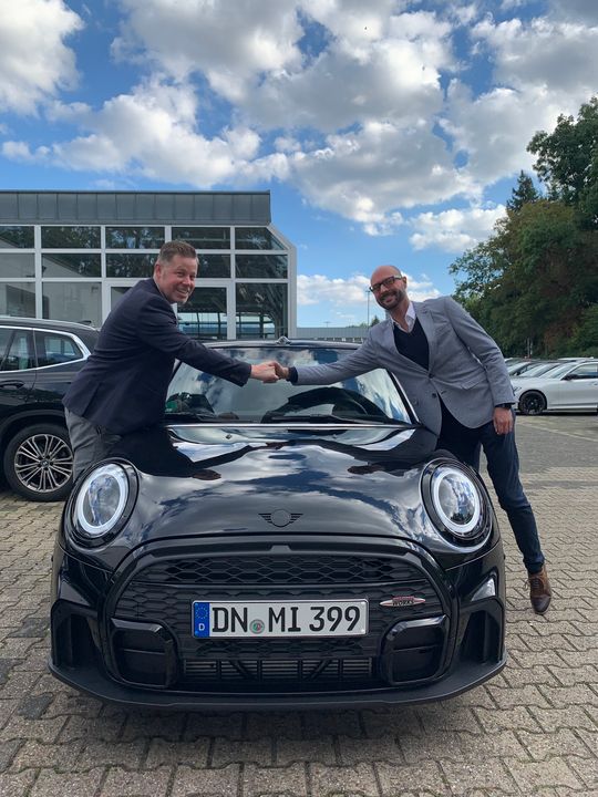 Grund zum Feiern beim Autohaus ROLF HORN 🥂 Björn Golbach, Verkaufsleiter für Düren und Jülich (links im Bild), gratuliert Mike Pipenhagen (rechts im Bild) zu 5️⃣ Jahren im Team des Autohaus ROLF HORN. Wir sagen #DANKE für die gute Zusammenarbeit und freue