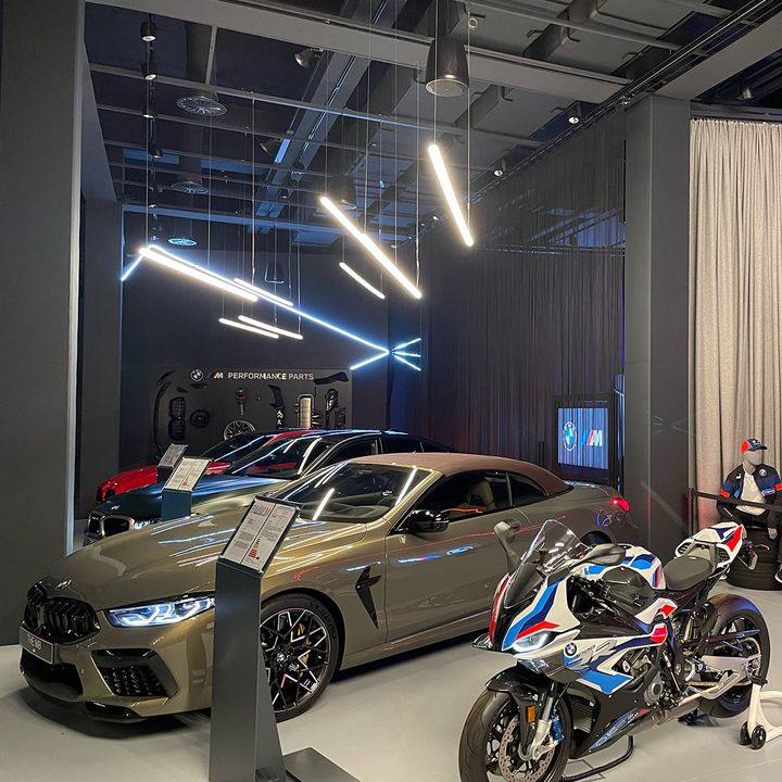 Motorsportfeeling für zu Hause 🏁 - entdecken Sie in unserem BMW M Shop im ring°boulevard die komplette BMW M Kollektion mit zahlreichen stilvollen Artikeln.Heu