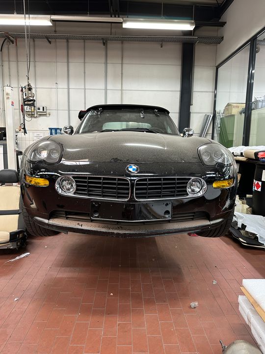 Klassische BMW liegen uns am Herzen: Aktuell arbeiten wir mit Hochdruck daran, aus diesem BMW Z8, der den Fluten zum Opfer fiel, wieder einen makellosen Youngtimer zu machen und zurück auf die Straße zu bringen ✨We