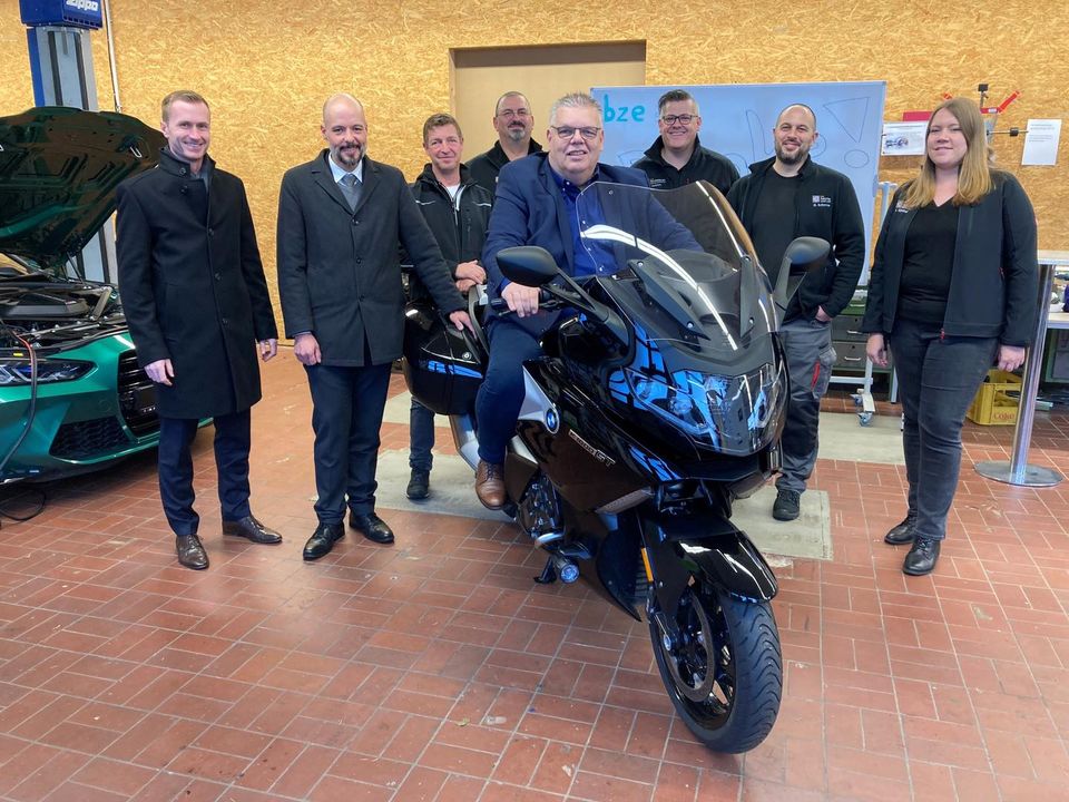 Gestern war ein besonderer Tag für uns im Autohaus ROLF 𝗛𝗢𝗥𝗡 und der ROLF 𝗛𝗢𝗥𝗡 Motorradwelt, denn wir durften eine BMW K 1600 GT an das Berufsbildungs- und Technologiezentrum (BZE) in Euskirchen übergeben. Diese Übergabe liegt uns besonders am Herzen, da 