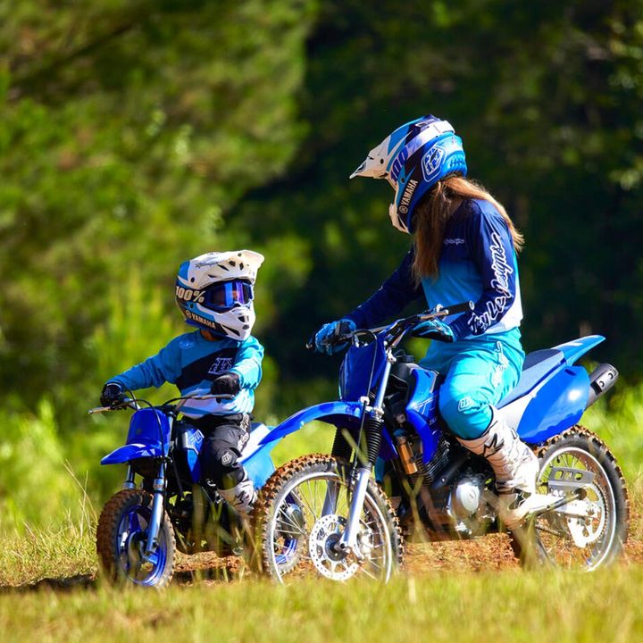 Erlebe unvergessliche Familienmomente mit der Yamaha PW50. Welches Kind träumt nicht von so einem Bike? 😍 #Yamaha #RevsYourHeart #YamahaRiders #YamahaPW50