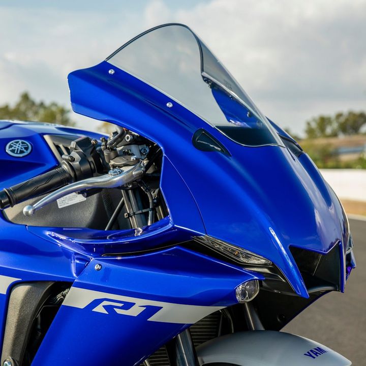 Auf ins Wochenende! Perfekt für etwas Racing-Action mit der R1, oder? 😎
#Y